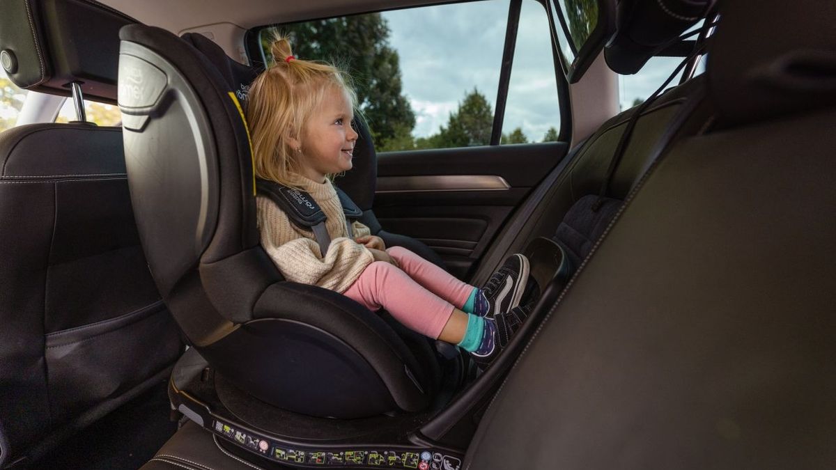 Dětské sedačky proti směru jízdy až do čtyř let, vyzývají experti